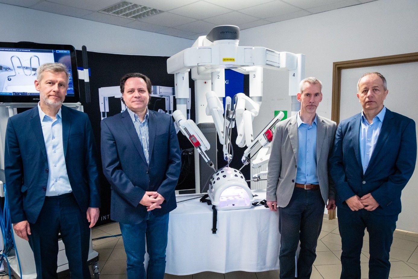 experts-from-the-petz-hospital-in-gyor-and-szechenyi-university-presented-the-surgical-robot (1).jpg
